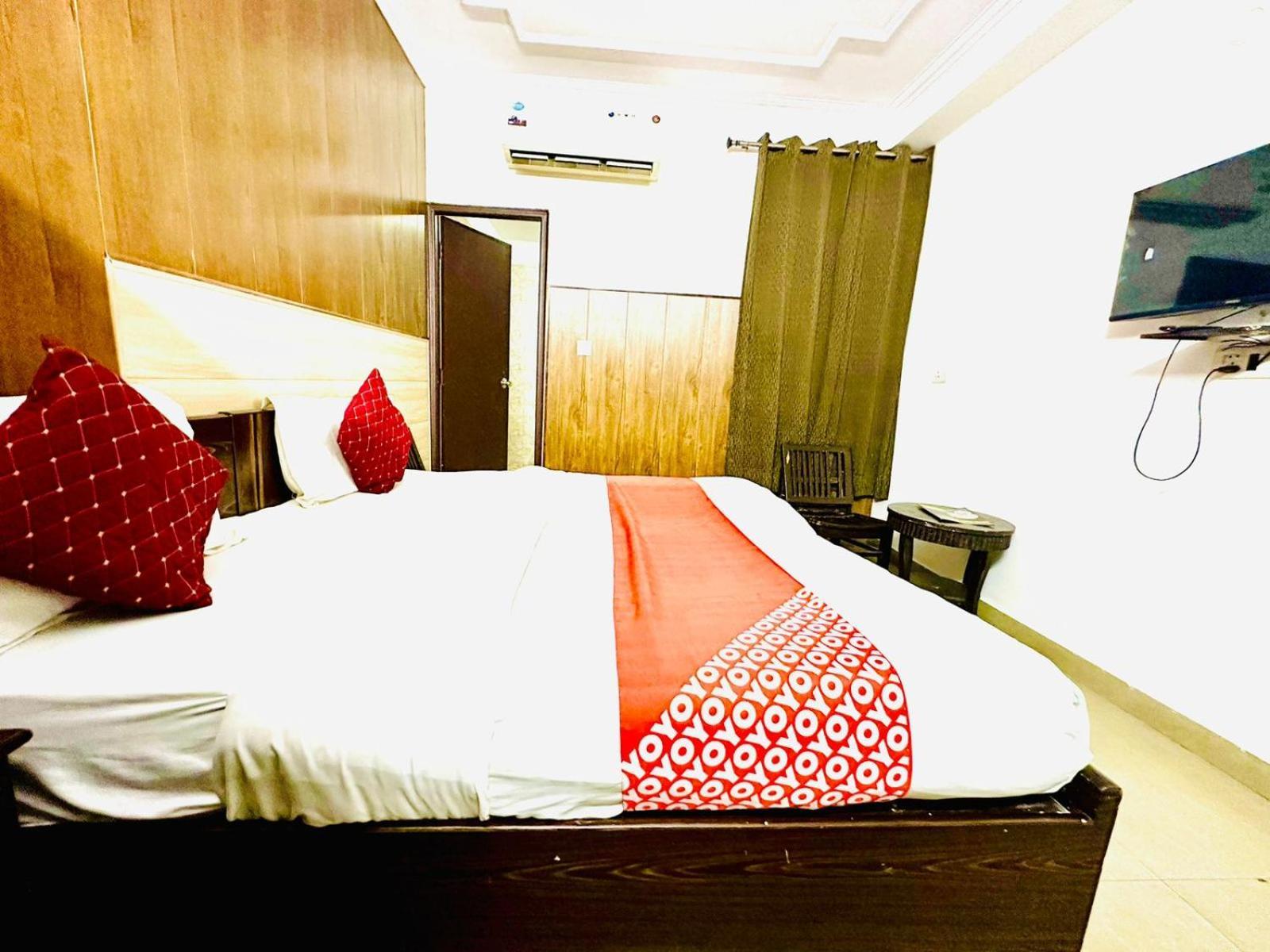 Hotel Galaxy Inn Near Delhi International Airport New Delhi Exteriör bild