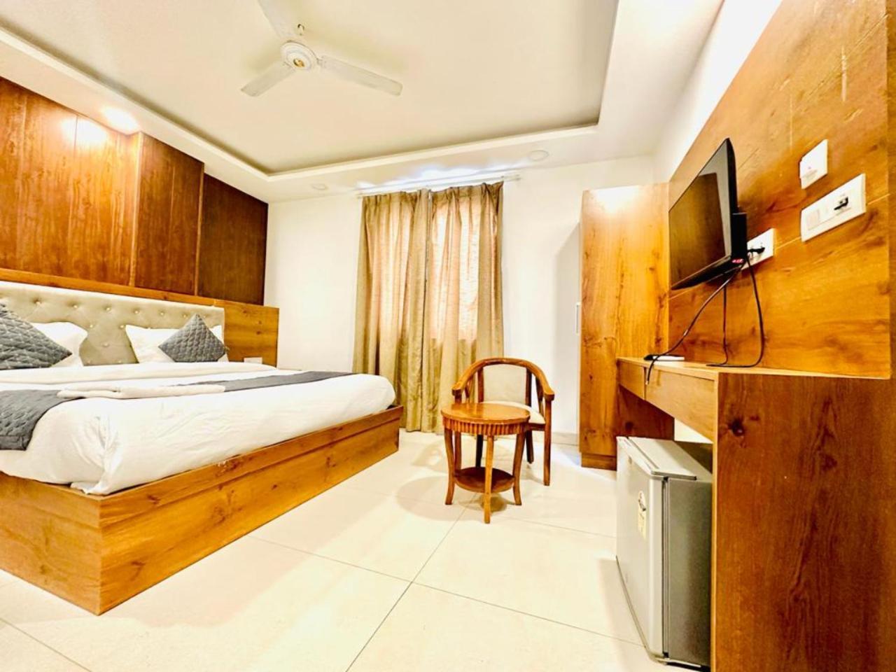 Hotel Galaxy Inn Near Delhi International Airport New Delhi Exteriör bild