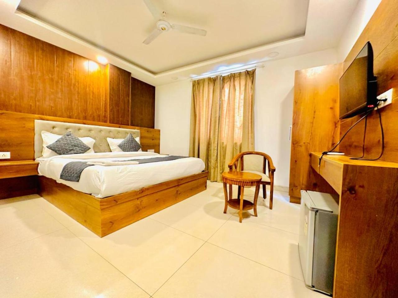 Hotel Galaxy Inn Near Delhi International Airport New Delhi Exteriör bild